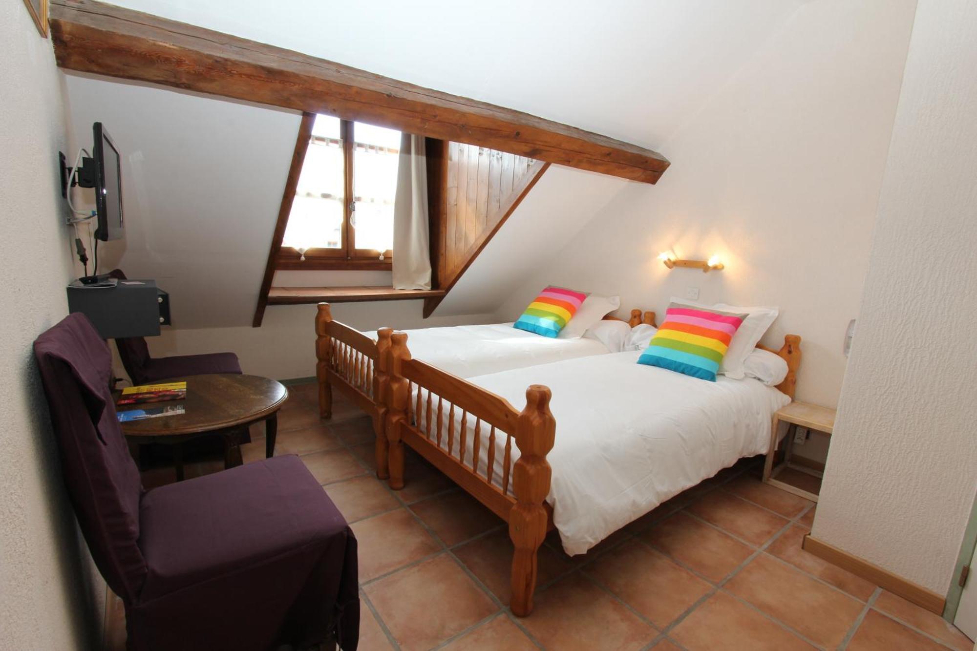 Auberge De L'Echauguette Mont Dauphin Ruang foto